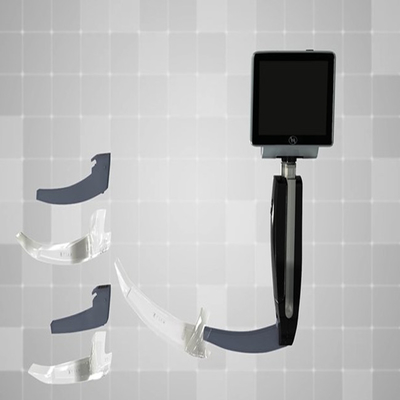 Carte SD 32 gigaoctets de laryngoscope d'anesthésie visuelle tenue dans la main d'Endoscope